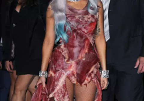 Rochia din carne crudă purtată de Lady Gaga, costumaţia perfectă pentru Halloween