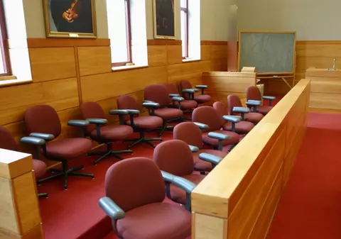 O judecătoare din Anglia a demisionat după ce a încercat să evacueze abuziv o româncă