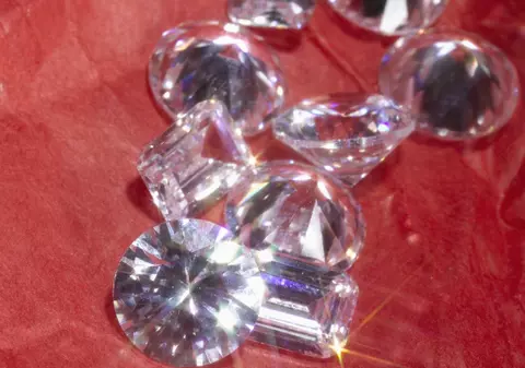 Noroc chior sau povești nemuritoare? O româncă spune că a găsit diamante în pantalonii cumpărați de la second-hand