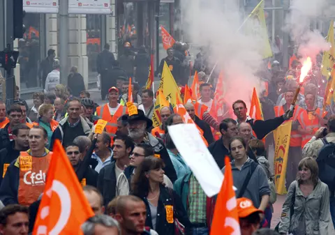Aşa da protest! 380.000 de francezi au manifestat azi împotriva legii pensiilor