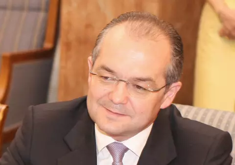 Ai sub 35 de ani? Emil Boc îţi dă 10.000 € ca să-ţi deschizi afacere