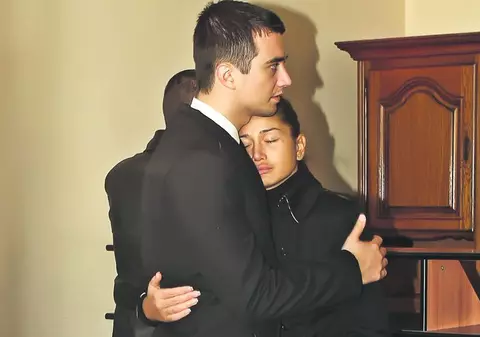 EBA, ţinută pe braţe de rude la înmormântarea bunicii