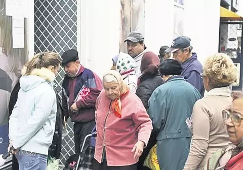 Pensionarii şi şomerii au dat buluc să-şi ridice alimentele gratuite