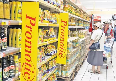 Nu mai cumpărăm ca nebunii! Speriaţi de criză, românii cheltuiesc numai pe ce au nevoie