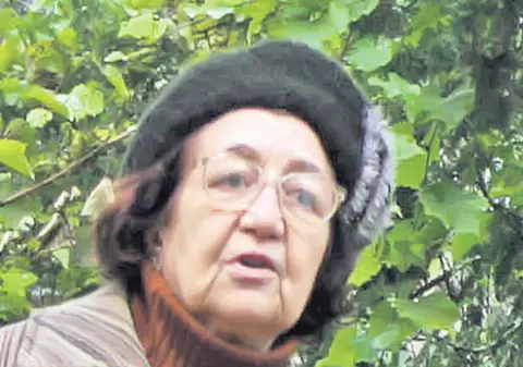 Elena Băsescu se ruga la icoana despre care credincioşii cred că se curăţă singură