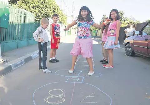 Învaţă-i să sară şotronul!