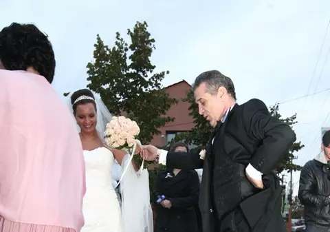 Patronul Stelei a fost sufletul petrecerii, la nunta nepotului. Gigi, ce bine dansezi! 