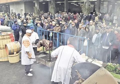 Zeci de bucureşteni au stat la coadă să miroasă fumul