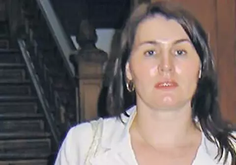 Părinţii asistentei pe care soţul a ucis-o cu SIDA îl acuză pe bărbat: ”I-a incendiat mormântul”