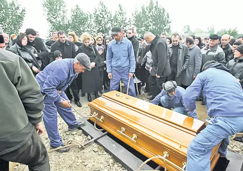 Adriana, ultima nevastă a lui J.R. de România, era să-şi înghită limba la înmormântarea omului de afaceri!