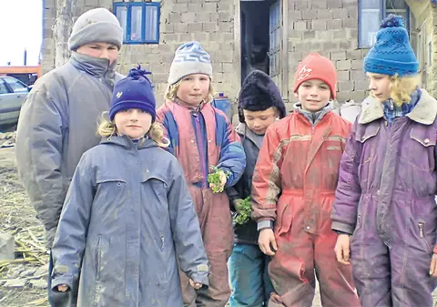 Bărbatul din Iaşi care are 12 copii cu două surori: "Iisus mi-a spus că voi avea 15 urmaşi"