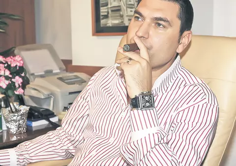 Borcea căra butelii cu bicicleta