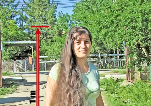 Îşi vinde părul ca să-şi achite ratele