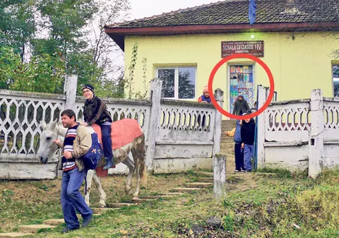Îşi duce copilul la şcoală cu calul