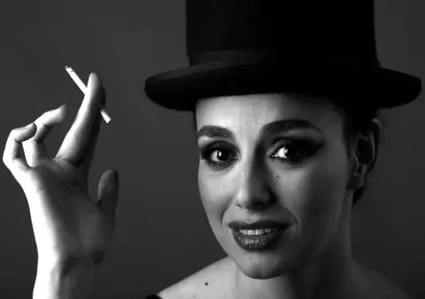 Lorena Lupu: "Folosesc trupul unui bărbat pe post de platou cu bunătăţi"