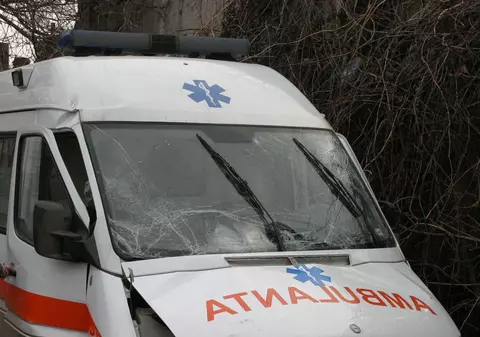 O ambulanţă a fost implicată într-un accident rutier pe DN 10 Buzău - Braşov