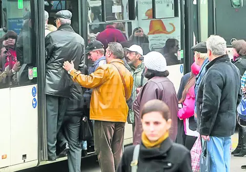 Două bătrâne buzunăreau călătorii în autobuzul 104