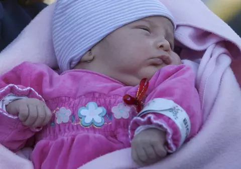 A vrut să-şi vândă copilul ca să-şi cumpere o maşină
