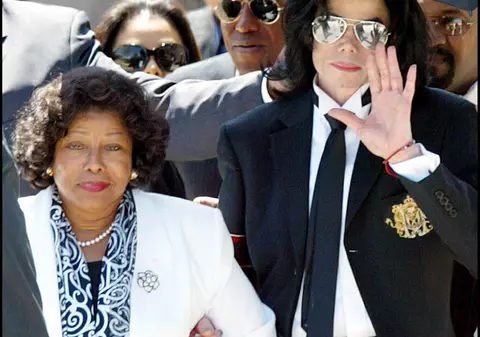 Katherine Jackson: "Michael nu voia să fie ca o vacă, plin de pete, şi s-a operat!"