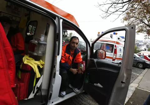 Două persoane au murit, după ce o utilitară s-a ciocnit cu un autocar în Mureş