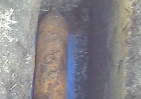 A descoperit o bombă de 100 de kilograme în timp ce ara