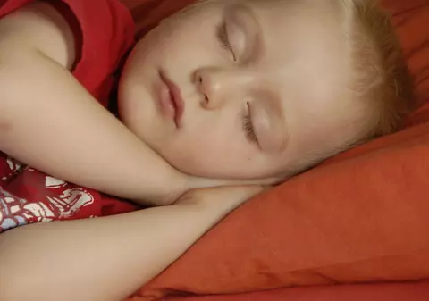 Ce facem când copilul are coşmaruri noaptea sau e somnambul?