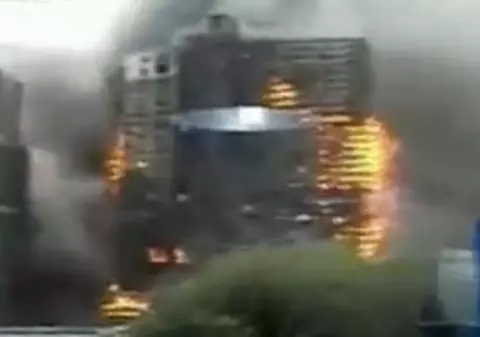 Video | Cel puţin 8 morţi, în Shanghai, după ce un zgârie-nori a fost cuprins de flăcări