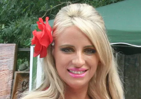 Sanziana Buruiană, Ramona Lăzuran şi Sonia Trifan, hărţuite de fani 