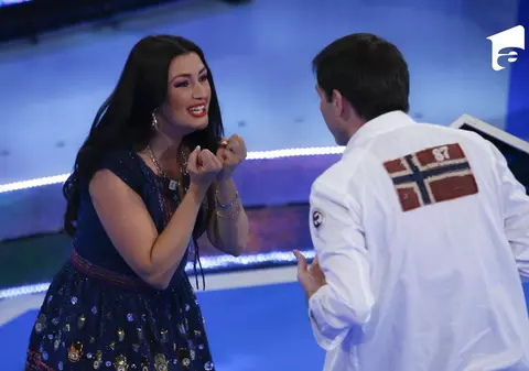 Bruneta Rona Hartner va intra în luptă cu 50 de blonde!