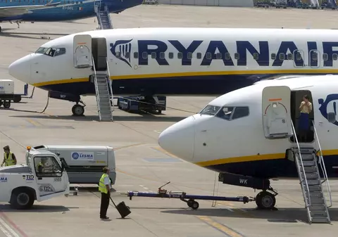 Protest: peste 100 de pasageri au refuzat să coboare dintr-un avion al RyanAir