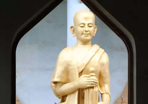 2002 de fetuşi avortaţi, găsiţi într-un templu budist din Thailanda