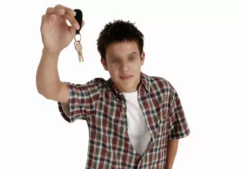 A lăsat un străin să-i pornească maşina şi a rămas fără ea