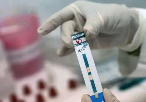 Un seropozitiv vrea să dea Ministerul Sănătăţii în judecată din cauza lipsei medicamentelor
