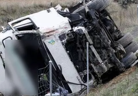 Un TIR cu 20 de tone de deşeuri petroliere s-a răsturnat la Cernavodă