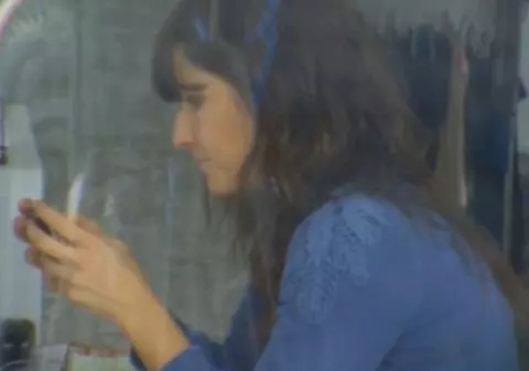 O tânără izolată comunică doar prin intermediul internetului timp de 30 de zile