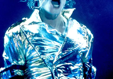 Un bărbat care-l imită pe Michael Jackson spune că e vocea lui pe noul album
