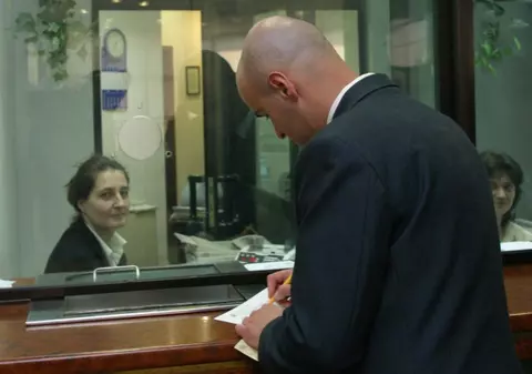 Nu mai stăm la coadă la primărie. În sectorul 4 se desființează ghișeele: ”Nu mai stăm cocoşaţi ca slugile”