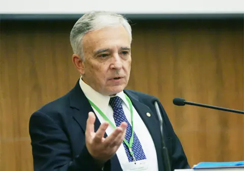 Isărescu: "Românii sunt cei care au îndatorat România, nu băncile"