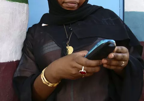 Într-un stat indian femeile necăsătorite nu au voie să foloseacă mobilul