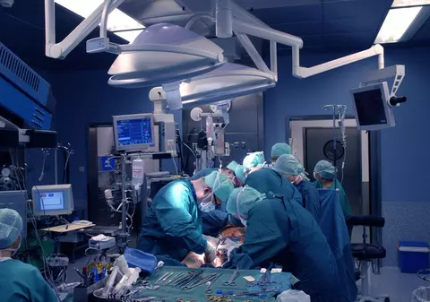 O doctorită a murit după ce a lucrat o tură de 18 ore. S-a prăbușit în fața pacientei