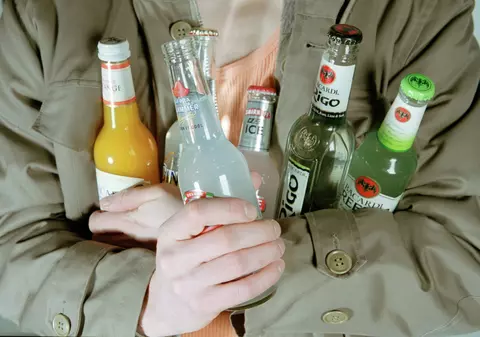 Un bărbat s-a îmbătat criţă şi a murit de frig în propria maşină 