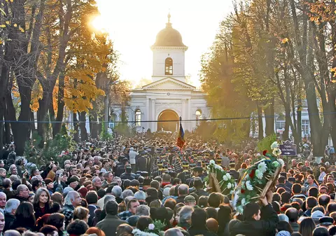 Poetul Adrian Păunescu a fost înmormântat în aplauzele a mii de români | Adio, maestre!