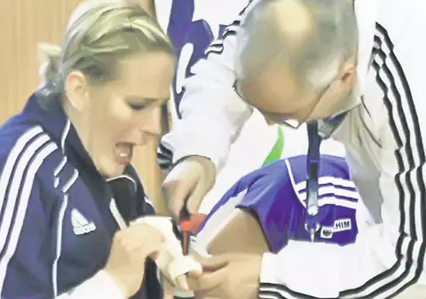 Portăriţa echipei Oltchim Rm. Vâlcea, Paula Ungureanu a jucat cu un deget rupt