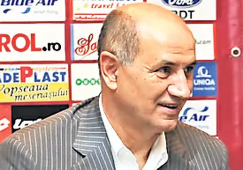 Ce zgârcit e Copos! Poartă acelaşi costum ca în urmă cu doi ani