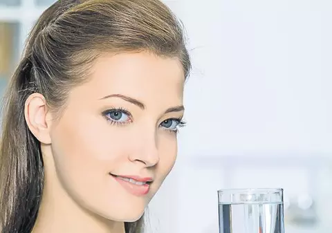 Aveţi dureri în gât? Gargara cu soluţie salină tratează cu succes laringita