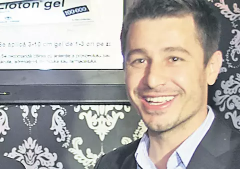 Miu îşi însoţeşte iubita la toate prezentările de modă