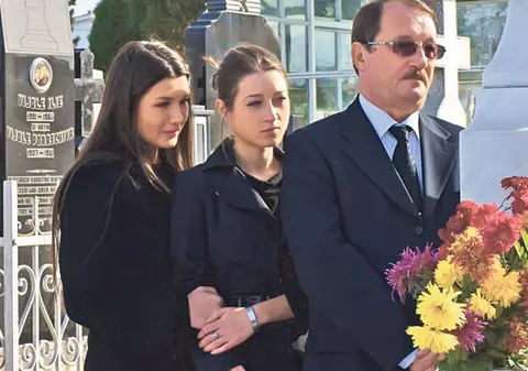 Comemorări cu VIP-uri la cimitirul din Constanţa: EBA a plâns iar după bunicuţa sa