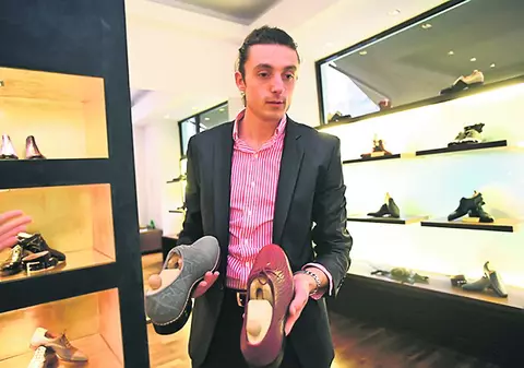 Un român face încălţăminte de lux pentru bogaţii Europei / Vinde pantofii din piele de aligator cu 3.000 €