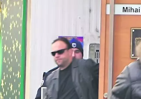 Soţul sopranei Roxana Briban a fost surprins, ieri, făcând diverse comisioane: Alex, ce-ai lăsat la amanet?