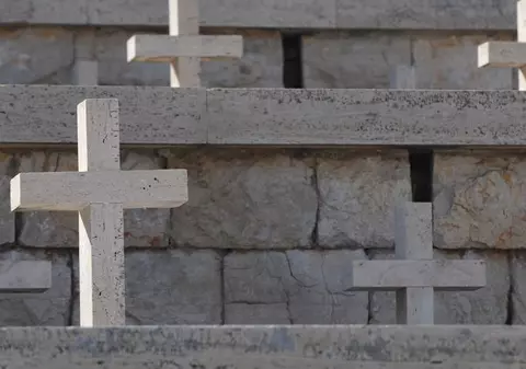 A renunţat să construiască apartamente pentru a face cimitire